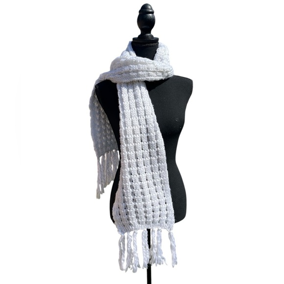 Accessories - Women’s knitted around the neck, white scarf. Comfy and cozy OS.